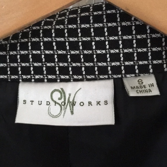 Stylish Blazer - Picture 2 of 4